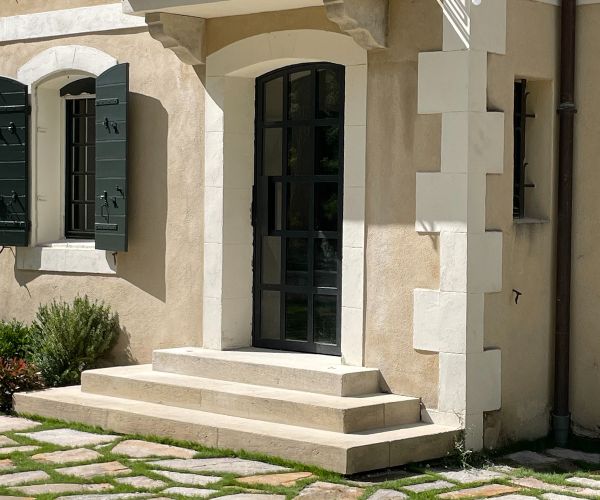 Escalier et encadrements en pierre devant une maison