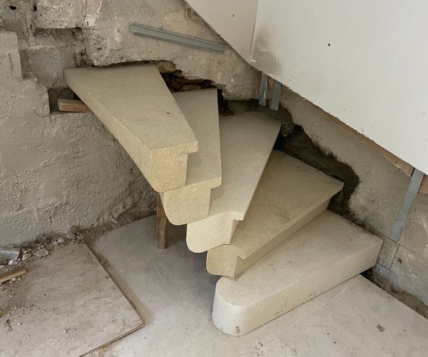Escalier en pierre en cours de construction à Bellegarde