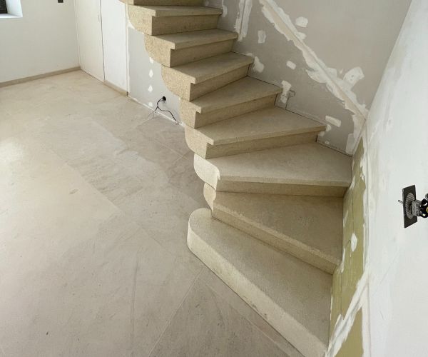 Escalier intérieur en pierre terminé à Bellegarde