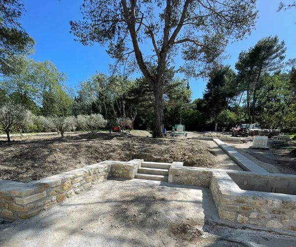 Mur de soutènement en pierre avec escaliers extérieurs