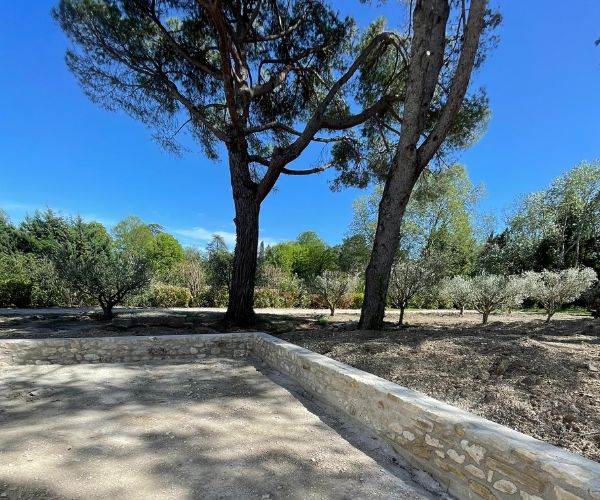 Muret en pierre bordant un espace vert